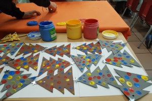 Talleres de Navidad entre alumnos de 1º y 2º EP y la ESO